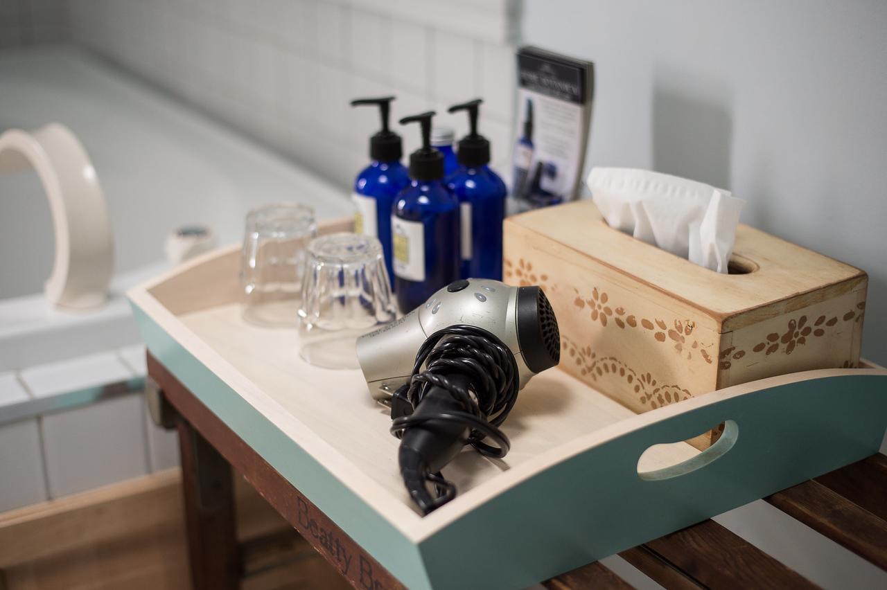 Salt Shaker Deli & Inn Луненбург Екстериор снимка